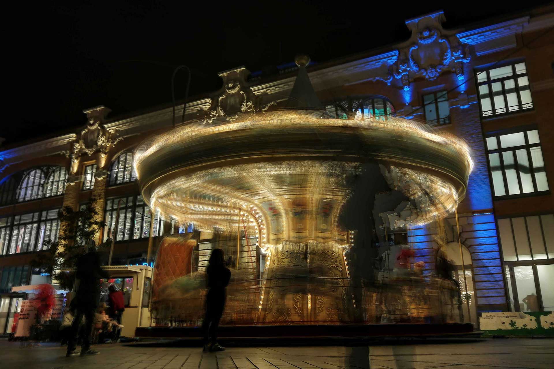 manège en mouvement à Toulouse la nuit